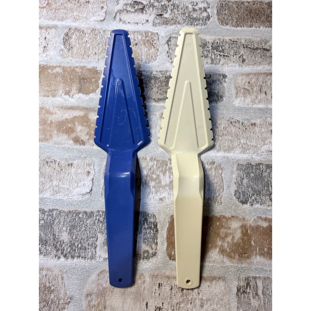 Tupperware Vintage Pie Cake Server Set of 2 Blue Cream Plastic Serrated Edge